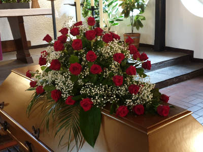 Sarggesteck aus roten Rosen