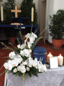 Beerdigung eine Trauerfeier zur Erinnerung und zum Gedenken an den verstorbenen Menschen